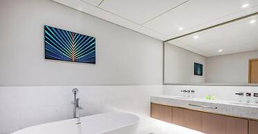 LUX Iconic Views at Palm Tower Suite 6