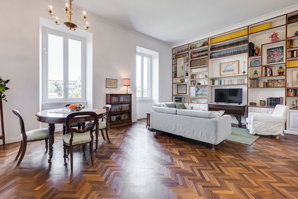 Elegant 3-Bedroom Apt in Piazza Mazzini