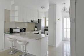Charming Central Sea Point Haven 50m to Ocean