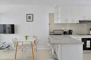 Charming Central Sea Point Haven 50m to Ocean