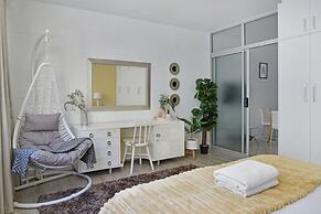 Charming Central Sea Point Haven 50m to Ocean