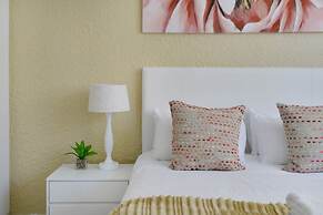 Charming Central Sea Point Haven 50m to Ocean