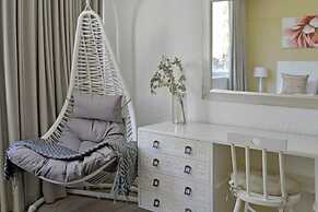 Charming Central Sea Point Haven 50m to Ocean