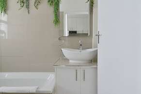 Charming Central Sea Point Haven 50m to Ocean