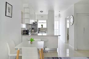 Charming Central Sea Point Haven 50m to Ocean