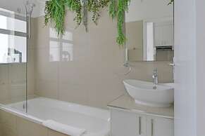 Charming Central Sea Point Haven 50m to Ocean