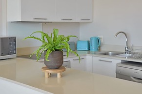 Modern 1-bed V A Waterfront Canal Harbor Views
