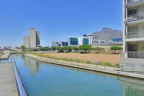 Modern 1-bed V A Waterfront Canal Harbor Views