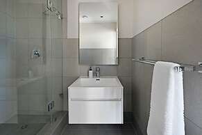 Stylish 1-bed Foreshore Apt Modern Comfort Views