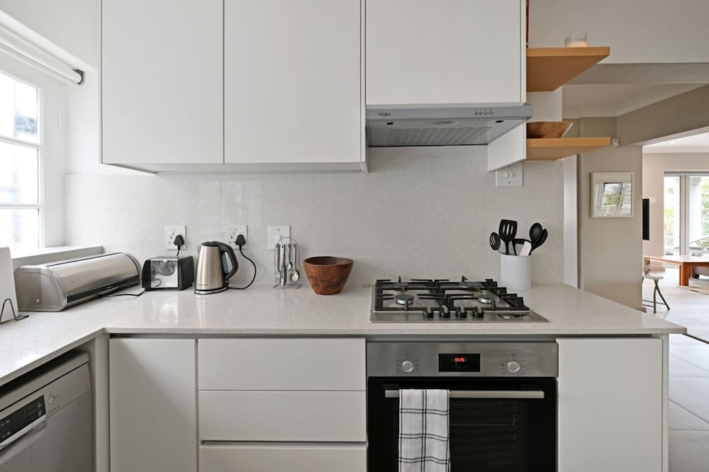 Cozy 2-bed Apartment Below Table Mountain