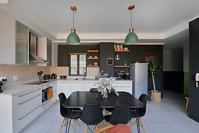 Top-floor 2 Bed Unmatched Table Mountain Views