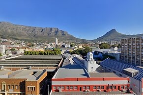 Top-floor 2 Bed Unmatched Table Mountain Views