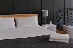 Top-floor 2 Bed Unmatched Table Mountain Views