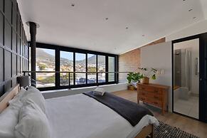 Top-floor 2 Bed Unmatched Table Mountain Views