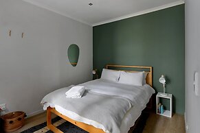 Top-floor 2 Bed Unmatched Table Mountain Views