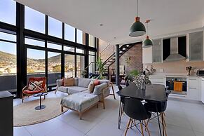 Top-floor 2 Bed Unmatched Table Mountain Views