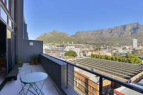 Top-floor 2 Bed Unmatched Table Mountain Views