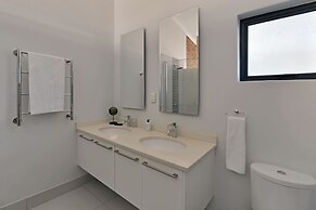 Top-floor 2 Bed Unmatched Table Mountain Views