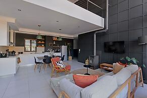 Top-floor 2 Bed Unmatched Table Mountain Views