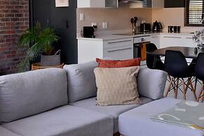 Top-floor 2 Bed Unmatched Table Mountain Views