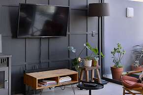 Top-floor 2 Bed Unmatched Table Mountain Views