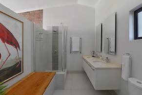 Top-floor 2 Bed Unmatched Table Mountain Views