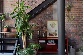 Top-floor 2 Bed Unmatched Table Mountain Views