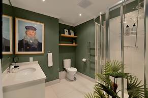Top-floor 2 Bed Unmatched Table Mountain Views