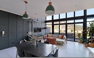 Top-floor 2 Bed Unmatched Table Mountain Views