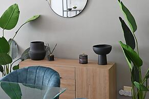 Modern 3-bed Apt Designer Touch Mountain Views