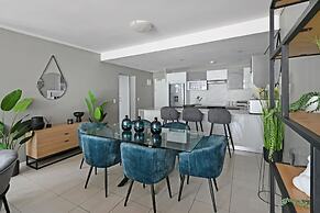 Modern 3-bed Apt Designer Touch Mountain Views