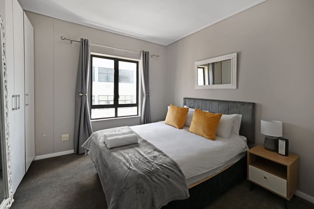 Modern 3-bed Apt Designer Touch Mountain Views