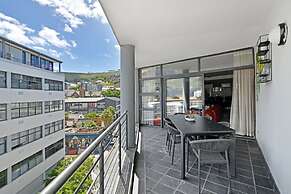 Modern 3-bed Apt Designer Touch Mountain Views