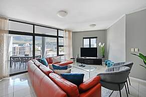 Modern 3-bed Apt Designer Touch Mountain Views