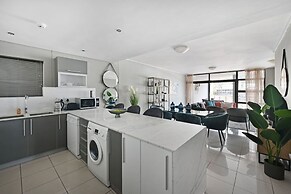 Modern 3-bed Apt Designer Touch Mountain Views