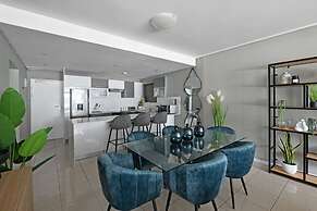 Modern 3-bed Apt Designer Touch Mountain Views