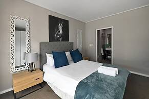 Modern 3-bed Apt Designer Touch Mountain Views