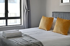 Modern 3-bed Apt Designer Touch Mountain Views