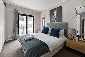Modern 3-bed Apt Designer Touch Mountain Views