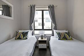 Modern 3-bed Apt Designer Touch Mountain Views