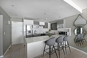 Modern 3-bed Apt Designer Touch Mountain Views