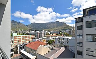 Modern 3-bed Apt Designer Touch Mountain Views