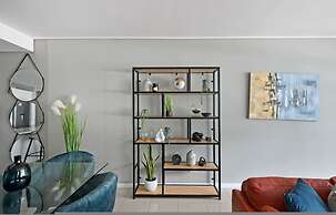 Modern 3-bed Apt Designer Touch Mountain Views