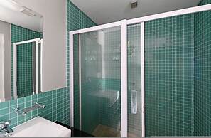 Modern 3-bed Apt Designer Touch Mountain Views