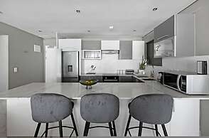 Modern 3-bed Apt Designer Touch Mountain Views