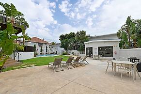 Stylish Sea Point Studio in Secure Complex Patio