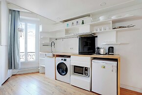 Spacious Apartment 2br/4p - Republique