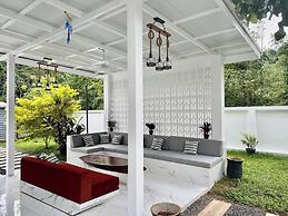 Beautiful Villa Between Jungle