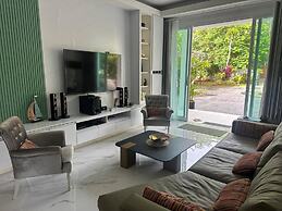 Beautiful Villa Between Jungle