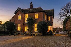 House Annexe Sleeps 18 Heated Pool